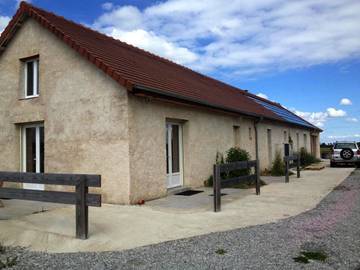 Gîte pour 6 personnes, avec terrasse à Espinasse