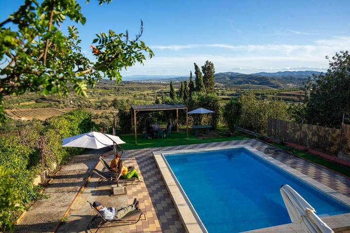 Location de vacances pour 14 personnes, avec Balcon et Terrasse ainsi que Jardin et Piscine à Monserrat