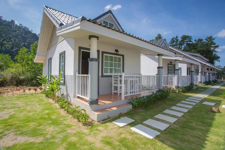Station pour 3 personnes, avec jacuzzi et jardin ainsi que sauna et piscine dans Khao Lak - 2