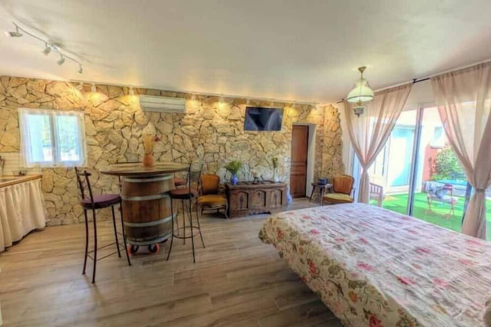 Studio Le Mas de Provence with pool and jacuzzi - charm and relaxation in Le Cannet-des-Maures, Draguignan region