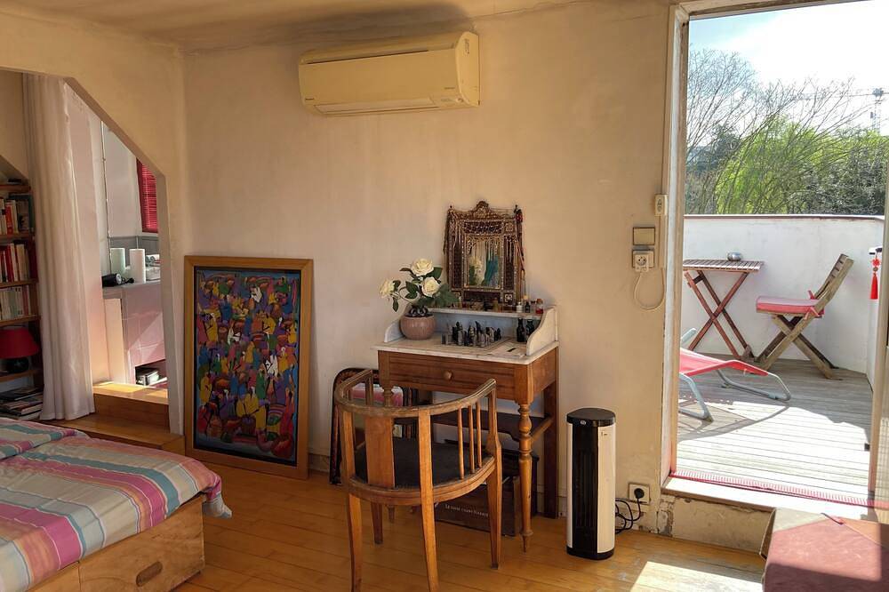 Appartement entier, Chambre, Salle de bains et terrasse dans loft-atelier d'artiste. in Arcueil, Val-de-Marne