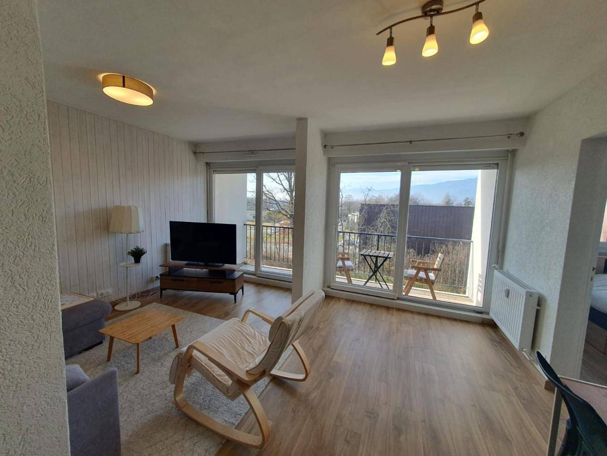 Appartement entier, One-Bedroom Apartment in Saint-Genis-Pouilly, Gex