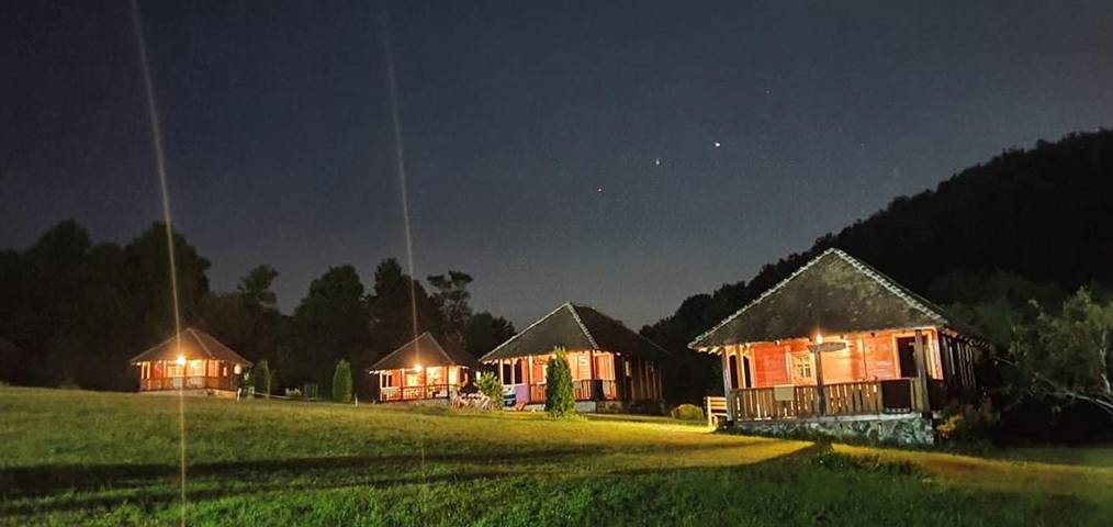 Parc de vacances pour 3 personnes, avec piscine ainsi que vue et jardin à Kosjerić