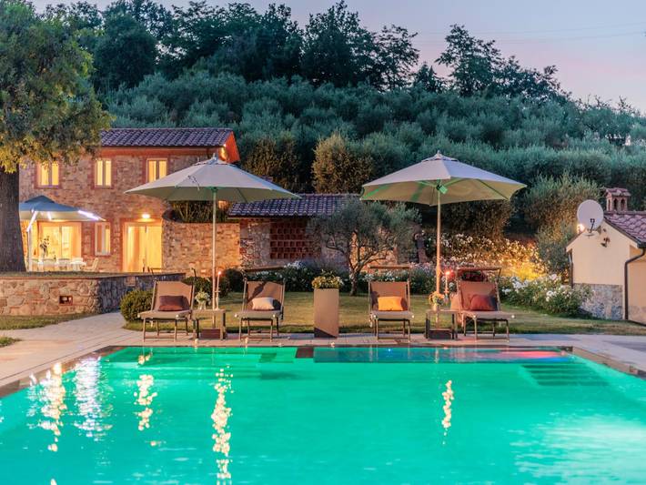 Agriturismo per 9 persone, con piscina e giardino nonché terrazza, adatto a famiglie con bambini in Capannori