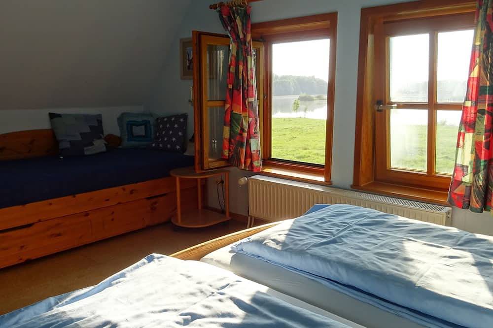 Ferienhaus mit großer Wiese an Naturschutzsee in Petershagen, Kreis Minden-Lübbecke