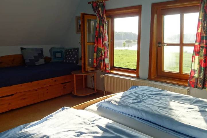 Ferienhaus mit großer Wiese an Naturschutzsee in Petershagen, Kreis Minden-Lübbecke