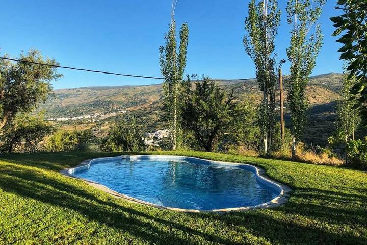 Casa rural para 6 personas, con Balcón y Terraza además de Jardín y Piscina en Yegen