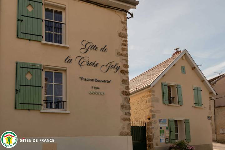 Gîte pour 12 personnes, avec Terrasse ainsi que Jardin et Piscine à Troissy