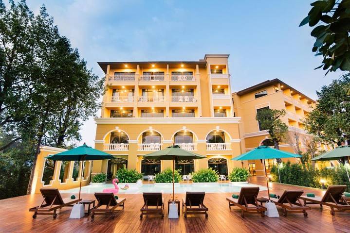 Hôtel pour 3 personnes, avec vue ainsi que jardin et piscine - 1