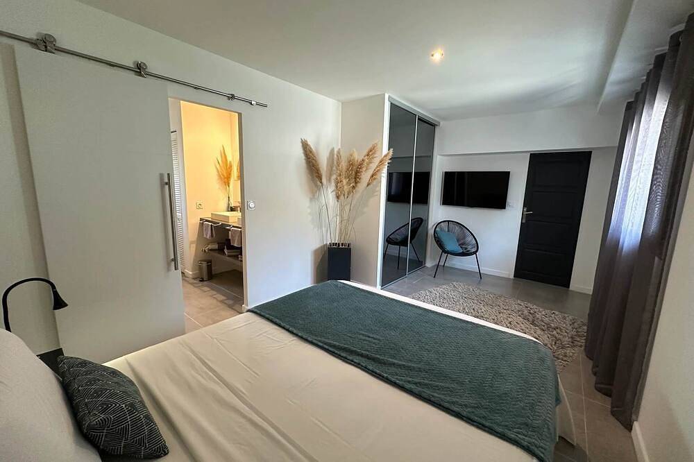 Un Petit Coin de Provence ★★★★ Contemporary house with private heated pool in Istres in Istres, Istres region