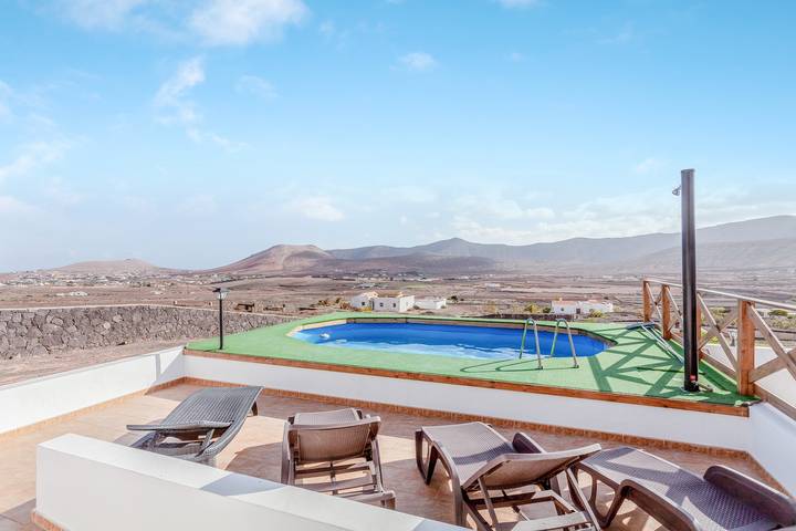 Amplia villa "Casa el Aceitunal" con vistas a la montaña, jardín, terraza y piscina in Tetir, Puerto del Rosario