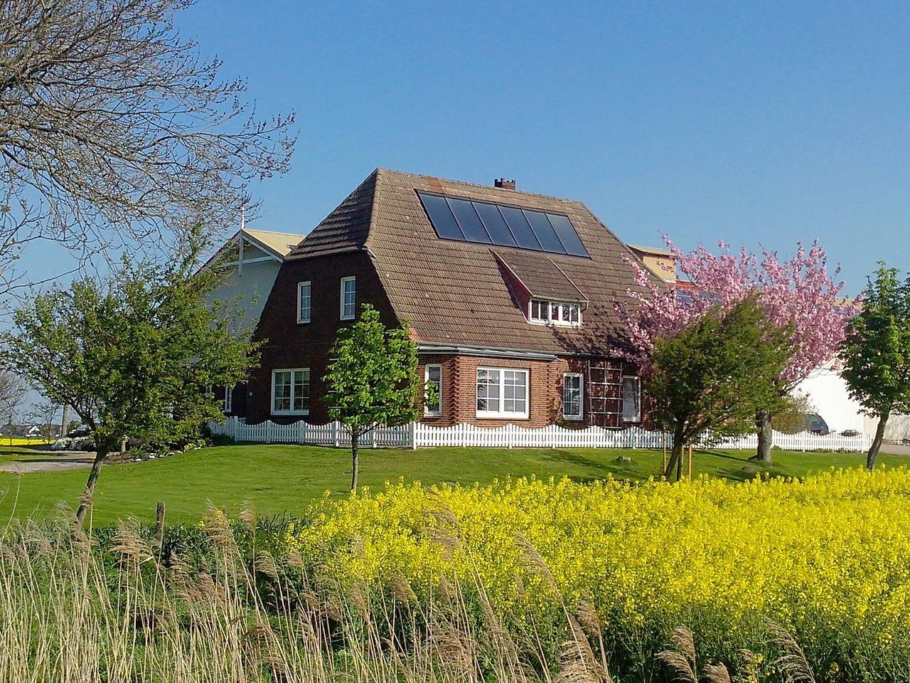 Ganze Wohnung, Ferienwohnung 'Lüttmoor' mit Privatterrasse, Gemeinschaftsgarten und Wi-Fi in Nordstrand (Gemeinde), Nordseeküste
