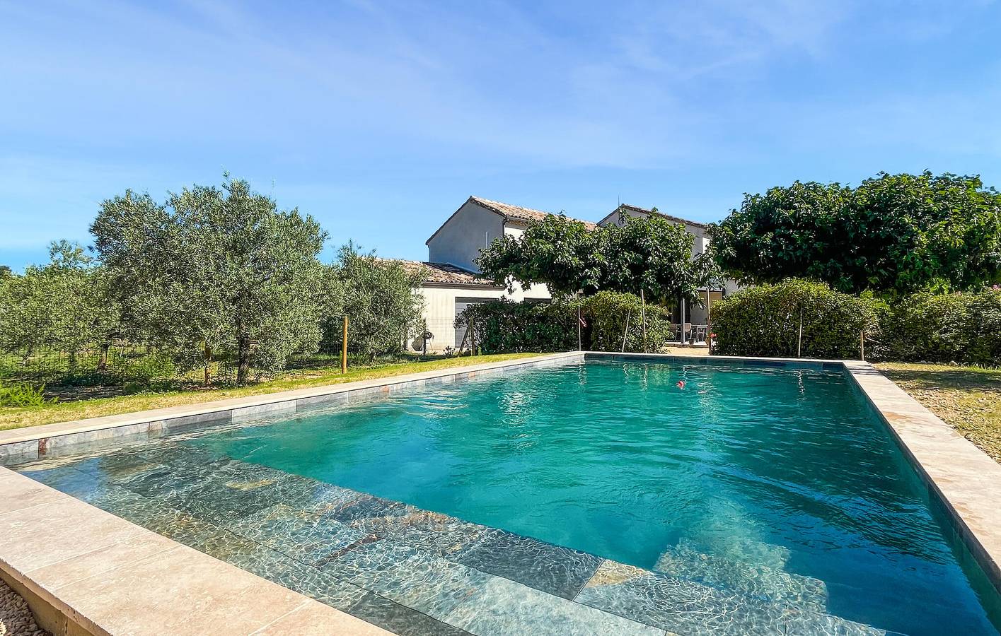 Geräumige, 2000 sqft große Wohnung mit Pool und WLAN in der Nähe des Stadtzentrums von Robion in Robion, Regionaler Naturpark Luberon