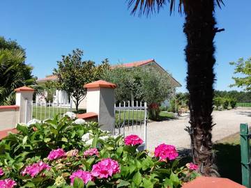 Gîte pour 6 personnes, avec jardin ainsi que piscine et terrasse dans Bats
