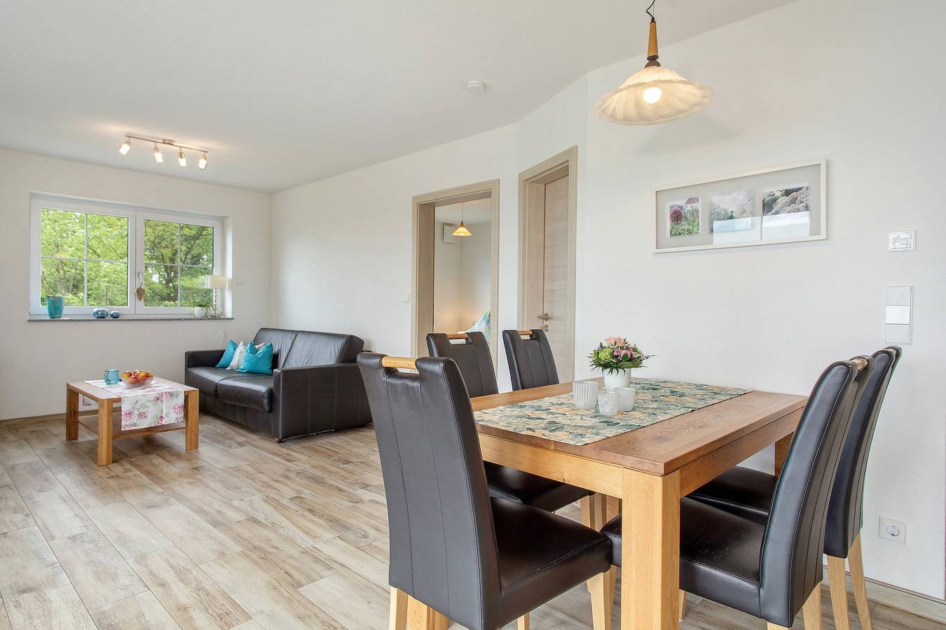 Ganze Wohnung, Ferienwohnung 'Bergblick' mit privatem Balkon, Gemeinschaftsgarten und Wi-Fi in Friedrichshafen, Bodenseekreis