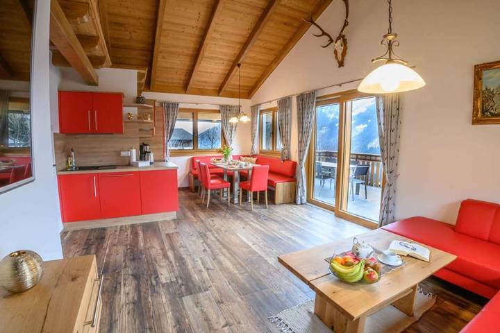 Chalet für 6 Personen, mit Balkon und Terrasse sowie Sauna und Ausblick
