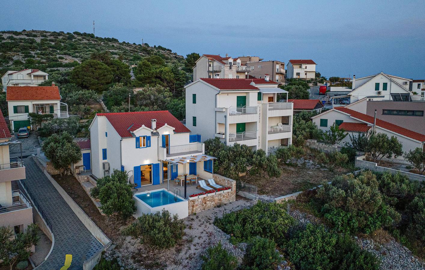 Reizende 2-Zimmer-Wohnung mit Pool, Terrasse und WLAN in der Nähe des FKK-Strandes in Općina Murter-Kornati, Murter