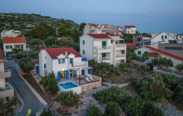 Reizende 2-Zimmer-Wohnung mit Pool, Terrasse und WLAN in der Nähe des FKK-Strandes in Općina Murter-Kornati, Murter