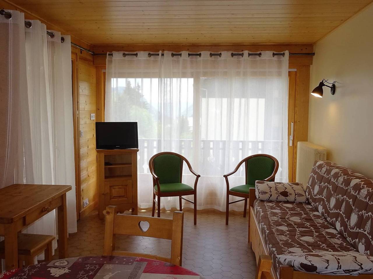 Entire apartment, Modern 2-Bed Ski Apartment, Central Location, Wifi, Garage, Sleeps 6 in Les Gets, Les Portes du Soleil