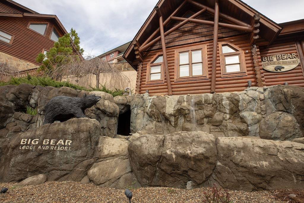 Bear Haven verfügt über eine enorme 4-Zimmer-Hütte in der Nähe von jeder Attraktion! in Pigeon Forge, Sevier County