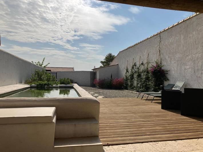 Location de vacances pour 4 personnes, avec jardin ainsi que terrasse et piscine dans Parc ornithologique du Pont de Gau