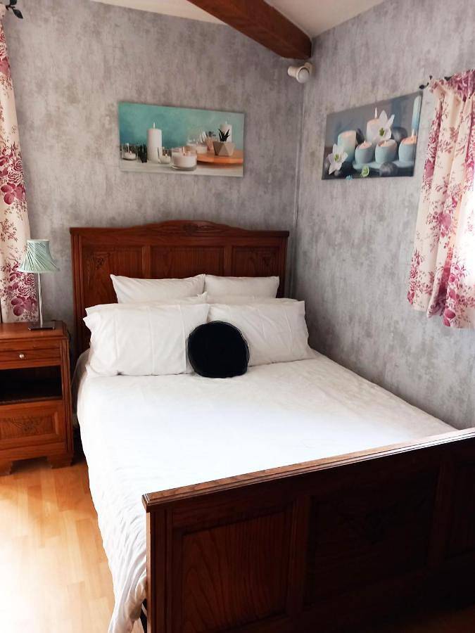 Double Room in Saint-Pierre-d'Eyraud, Périgord Pourpre