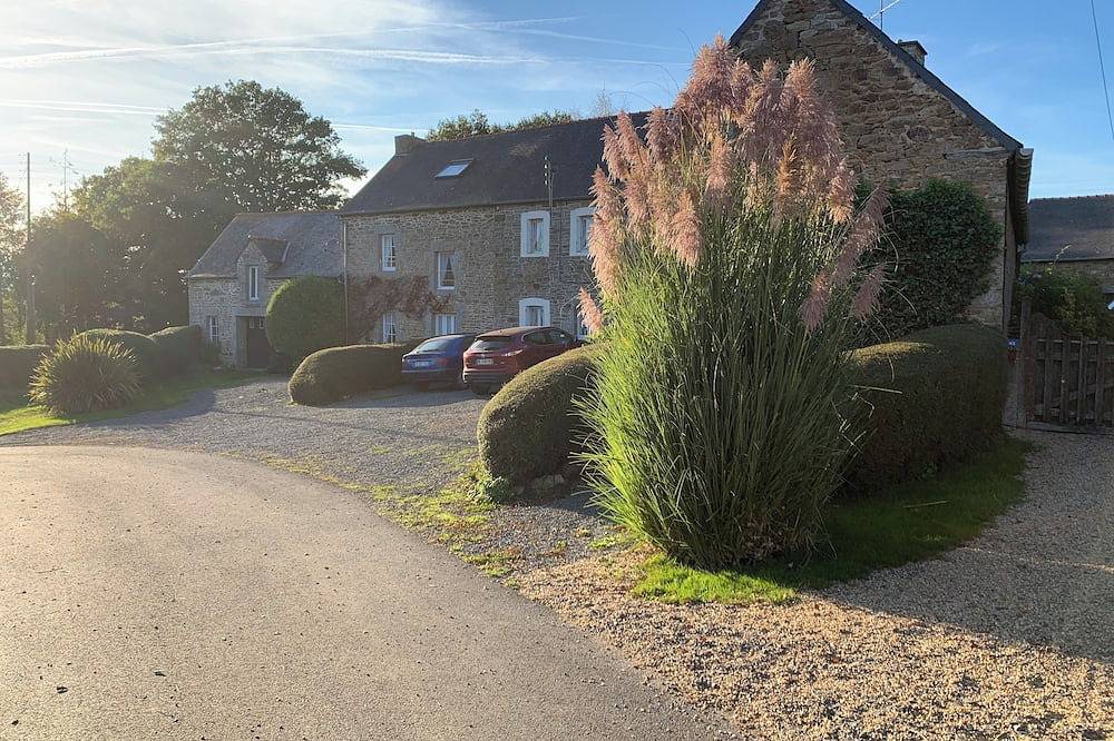 Countryside Cottage 3 Bedrooms Sleeps 6 Heated Pool Pet Friendly Pottery/Craft in Plouguenast, Côtes-d'Armor
