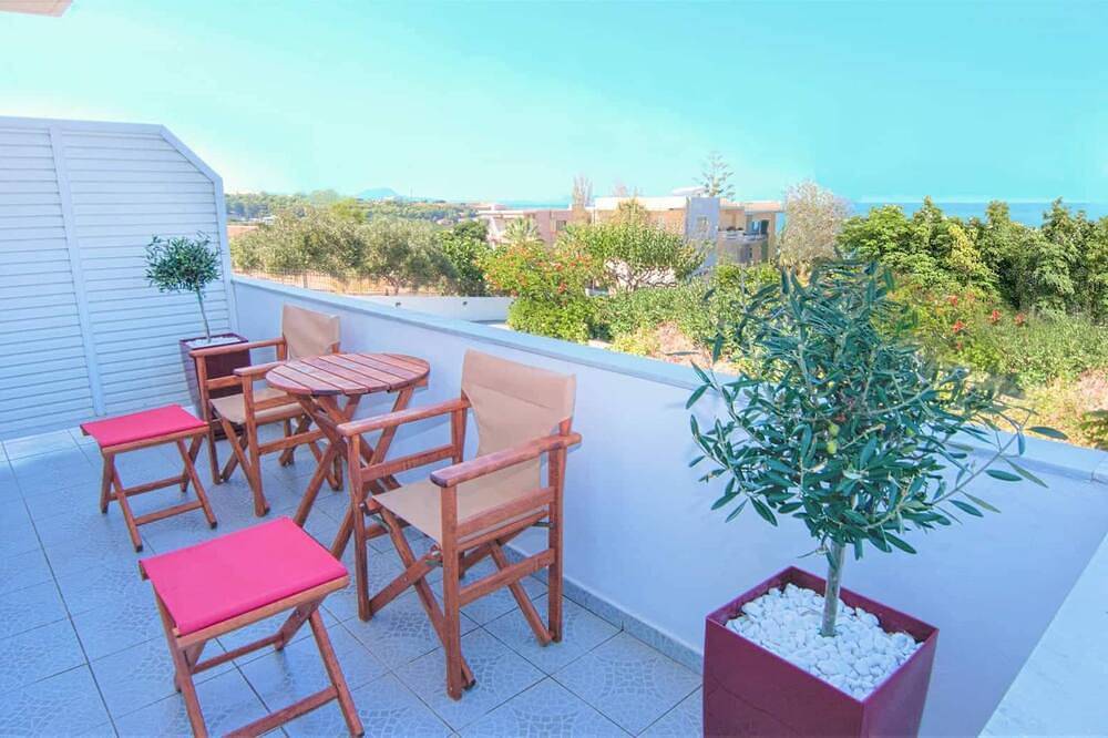 Gezellig en licht appartement, naast het strand in Rethymno (City), Rethymno en omgeving