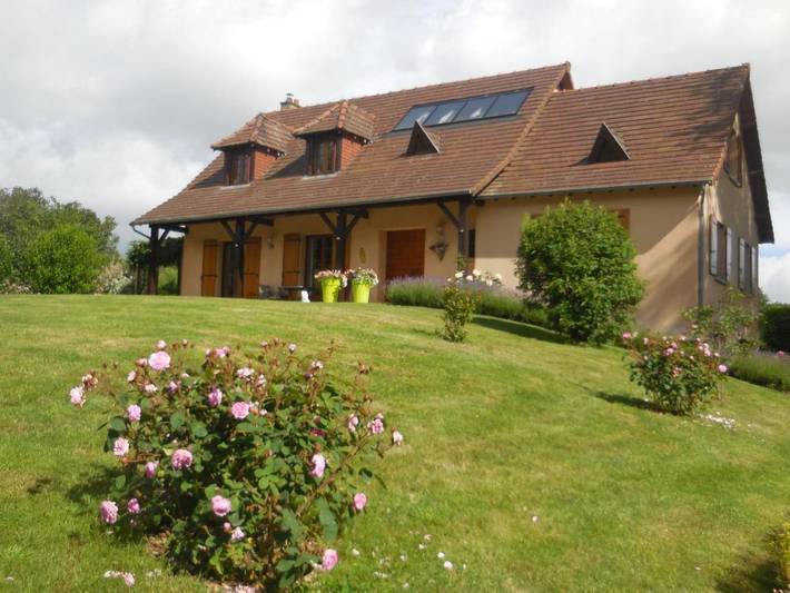 Chambre d’hôte pour 4 personnes, avec Terrasse et Jardin ainsi que Piscine et Vue