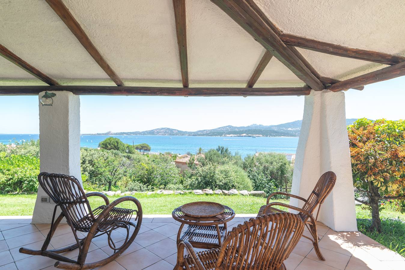 Villa 'Rosi Ruj' con vista mare, terrazza privata e Wi-Fi in Cannigione, Arzachena