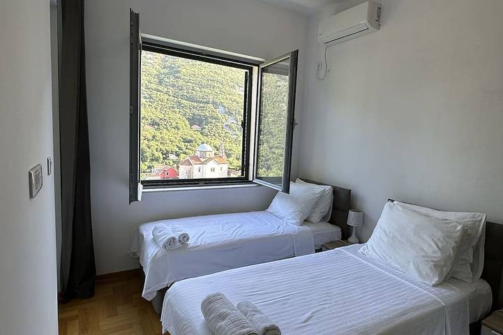 Ganze Wohnung, Lavender Bay Resort, 4 Personen 75 m2 Wohnung G8, Morinj, Montenegro in Donji Morinj, Boka Kotorska