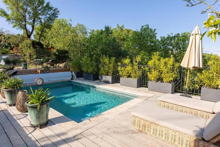 Location de vacances pour 6 personnes, avec vue ainsi que jardin et piscine à Sanilhac-Sagriès - 3