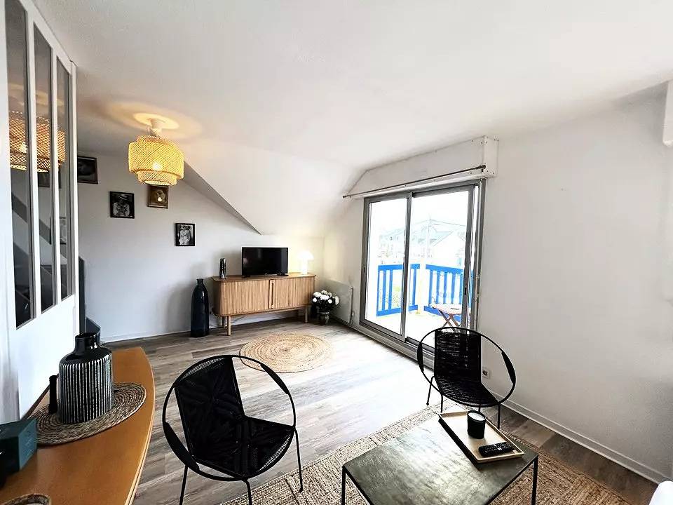 Appartement entier, Appartement cosy 4 personnes à 50m de la plage - balcon vue mer - Wifi, parking in Ploemeur, Côte des Mégalithes