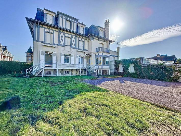 Location de vacances pour 8 personnes, avec Balcon et Terrasse ainsi que Jardin et Vue dans Office De Tourisme De Blonville Benerville Tourgeville