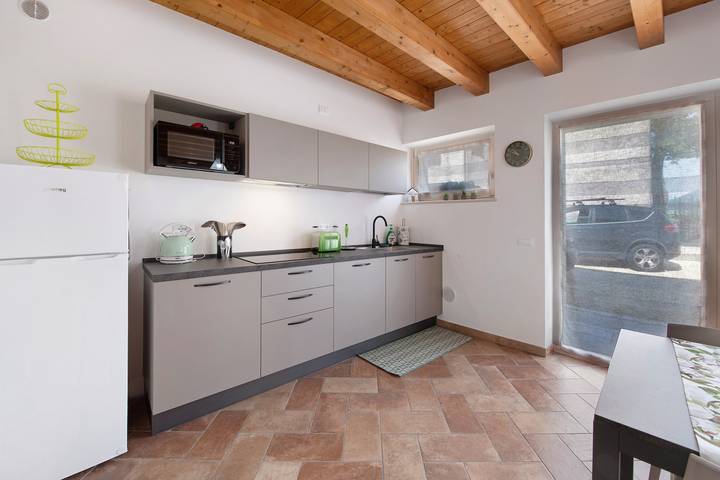 Appartamento intero, Appartamento per vacanze "Casale La Coccinella Gelsomino" con giardino in comune e Wi-Fi in Caprino Veronese, Prealpi Gardesane
