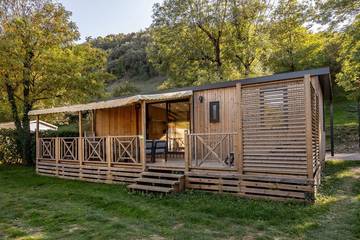 Wohnwagen für 6 Personen, mit Terrasse und Seeblick sowie Garten in der Ardèche