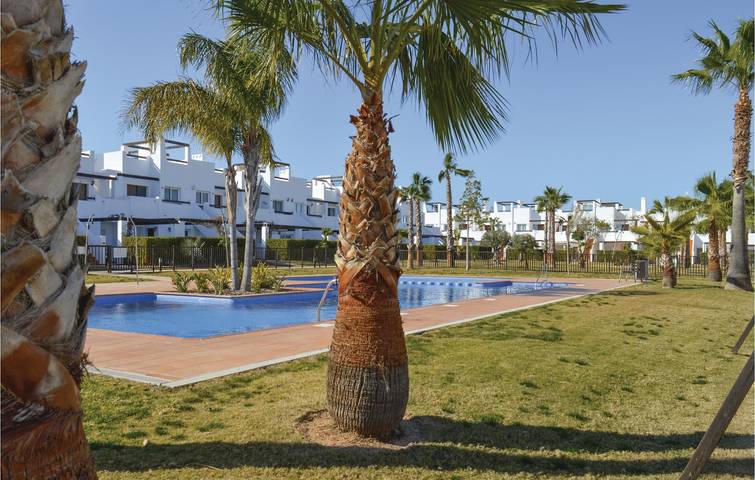 Apartamento vacacional entero, Apartamento con terraza junto a la piscina cerca del centro de la ciudad in Condado de Alhama, Alhama de Murcia