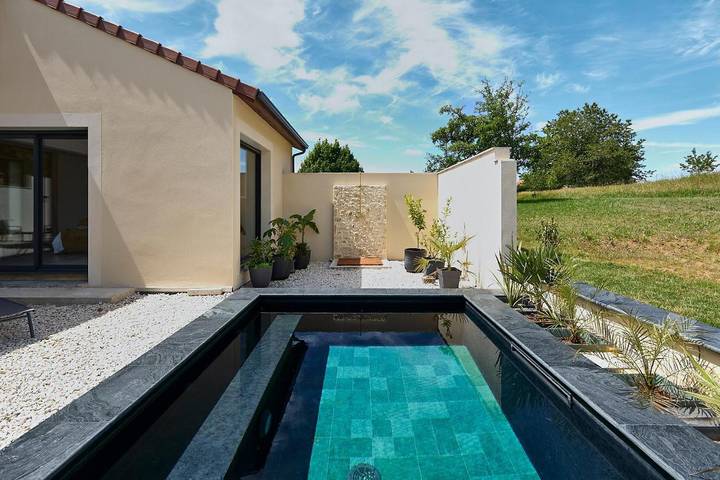 Chalet para 3 personas, con terraza además de jardín y piscina - 1