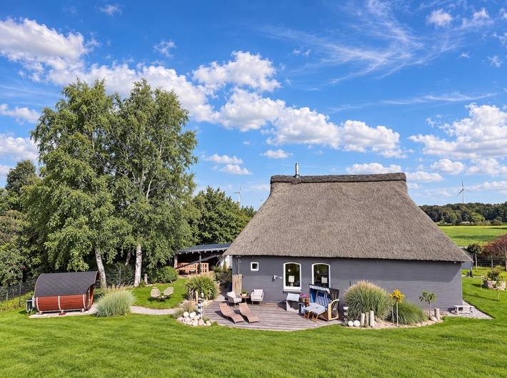 Casa con techo de paja 'Atelier Bankrovers' en ubicación exclusiva con estufa de leña y sauna de barril in Gokels, Distrito de Rendsburg-Eckernförde