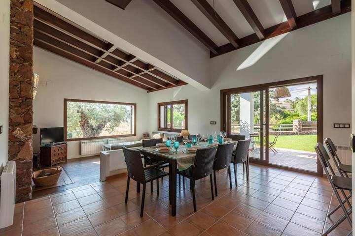 Casa de vacaciones para 9 personas, con vistas además de piscina y jardín - 1