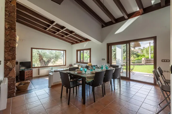 Casa de vacaciones para 9 personas, con vistas además de jardín y piscina - 1