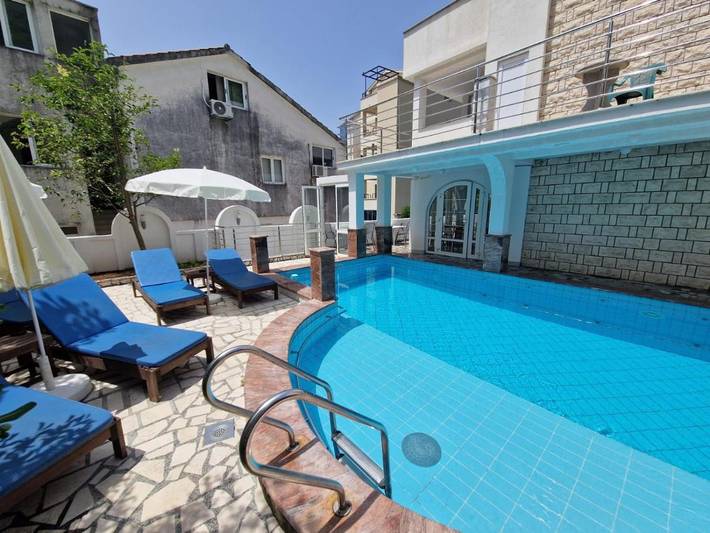 Chambre d’hôte pour 2 personnes, avec terrasse et vue ainsi que jardin et piscine