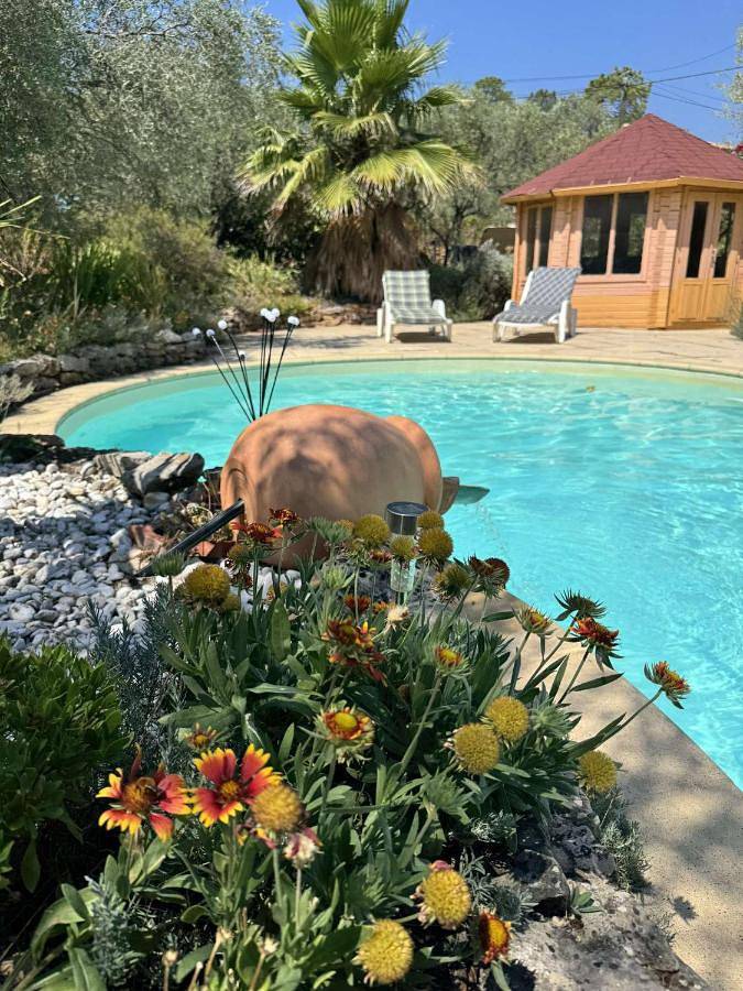 Location de vacances pour 2 personnes, avec vue ainsi que piscine et jardin à Salernes - 2