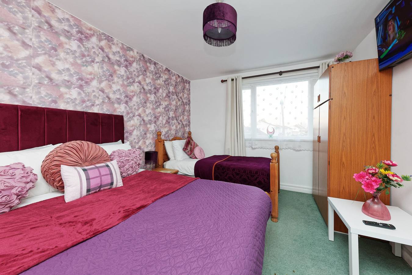 House Sleeps 14 with Enclosed Garden in Kent