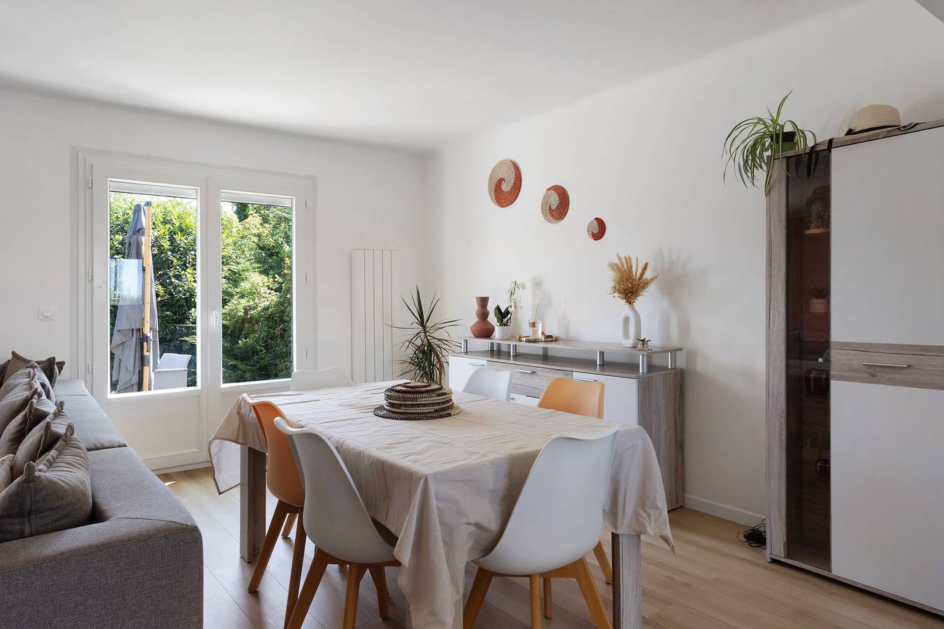 Familienhaus „Kernevez“: Nahe am Meer, Weitblick im Obergeschoss, Private Terrasse & Garten in Trébeurden, Rosa Granitküste