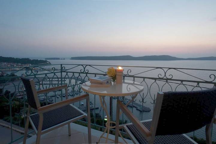 Location de vacances pour 2 personnes, avec terrasse ainsi que jardin et vue dans Pýlos - 2