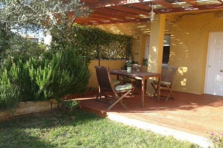 Gîte pour 4 personnes, avec Terrasse ainsi que Jardin et Piscine à Verges
