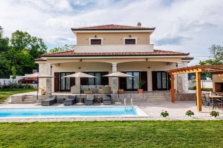Villa pour 10 personnes, avec balcon ainsi que piscine et jardin à Sinj - 4