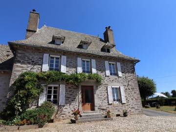 Gîte pour 6 personnes, avec jardin à Roannes-Saint-Mary