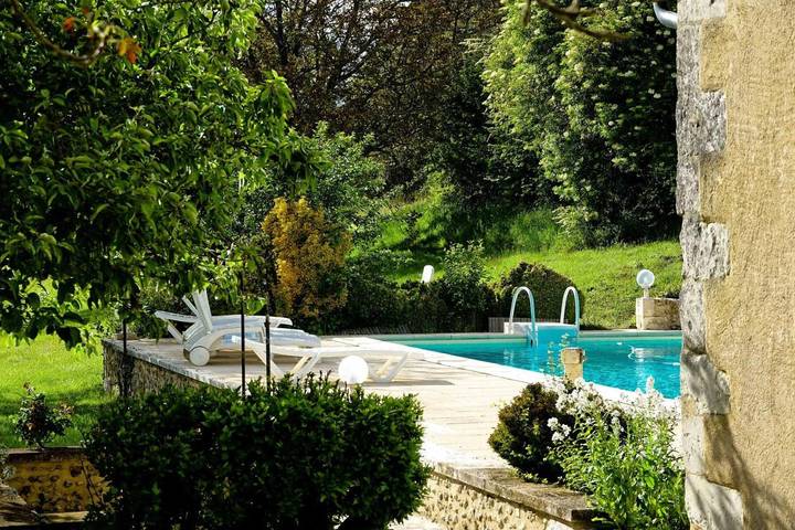 Location de vacances pour 10 personnes, avec jardin ainsi que vue sur le lac et piscine, adapté aux familles à Siorac-de-Ribérac